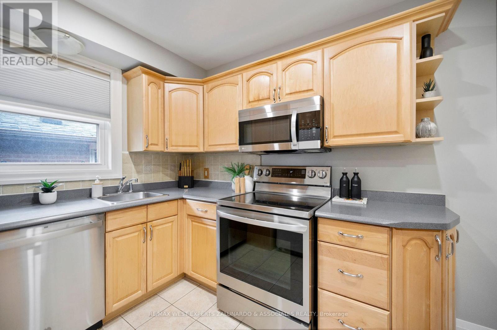 56 Roxaline Street, Toronto, Ontario  M9P 2Y9 - Photo 22 - W13866804