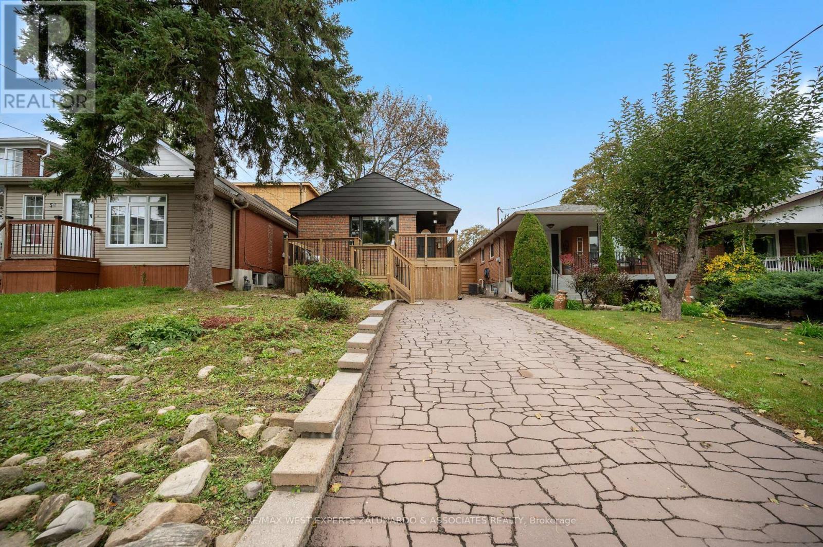 56 Roxaline Street, Toronto, Ontario  M9P 2Y9 - Photo 3 - W13866804