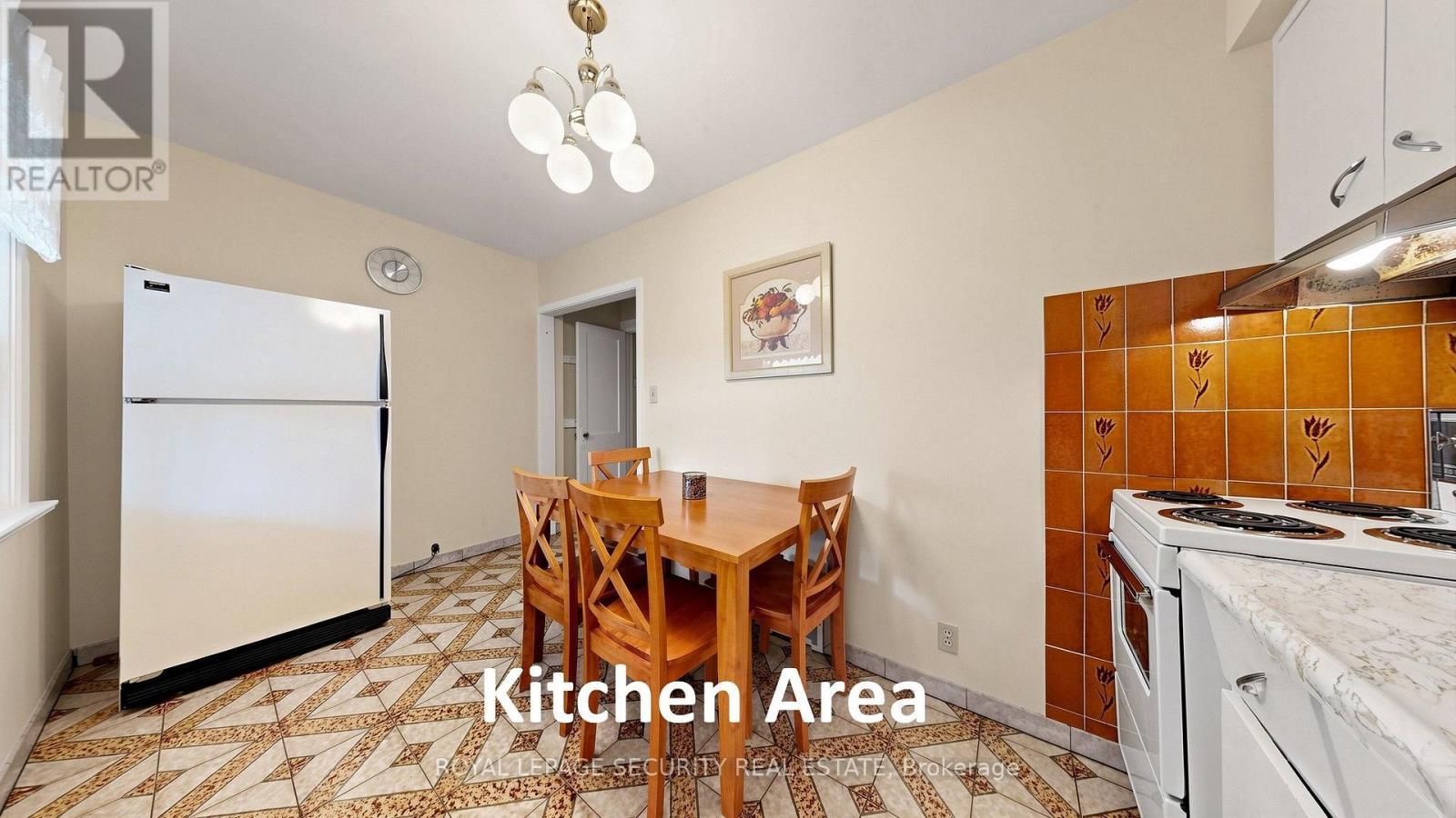 137 Robina Avenue, Toronto, Ontario  M6C 3Y8 - Photo 12 - C13867084