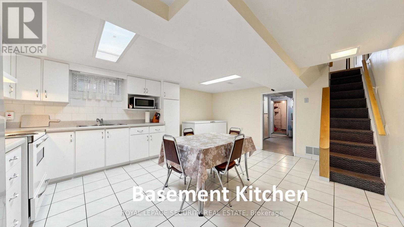 137 Robina Avenue, Toronto, Ontario  M6C 3Y8 - Photo 28 - C13867084