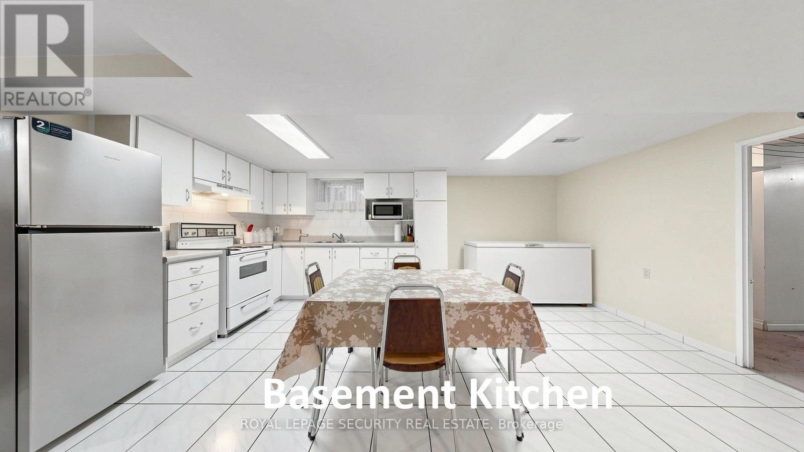 137 Robina Avenue, Toronto, Ontario  M6C 3Y8 - Photo 29 - C13867084