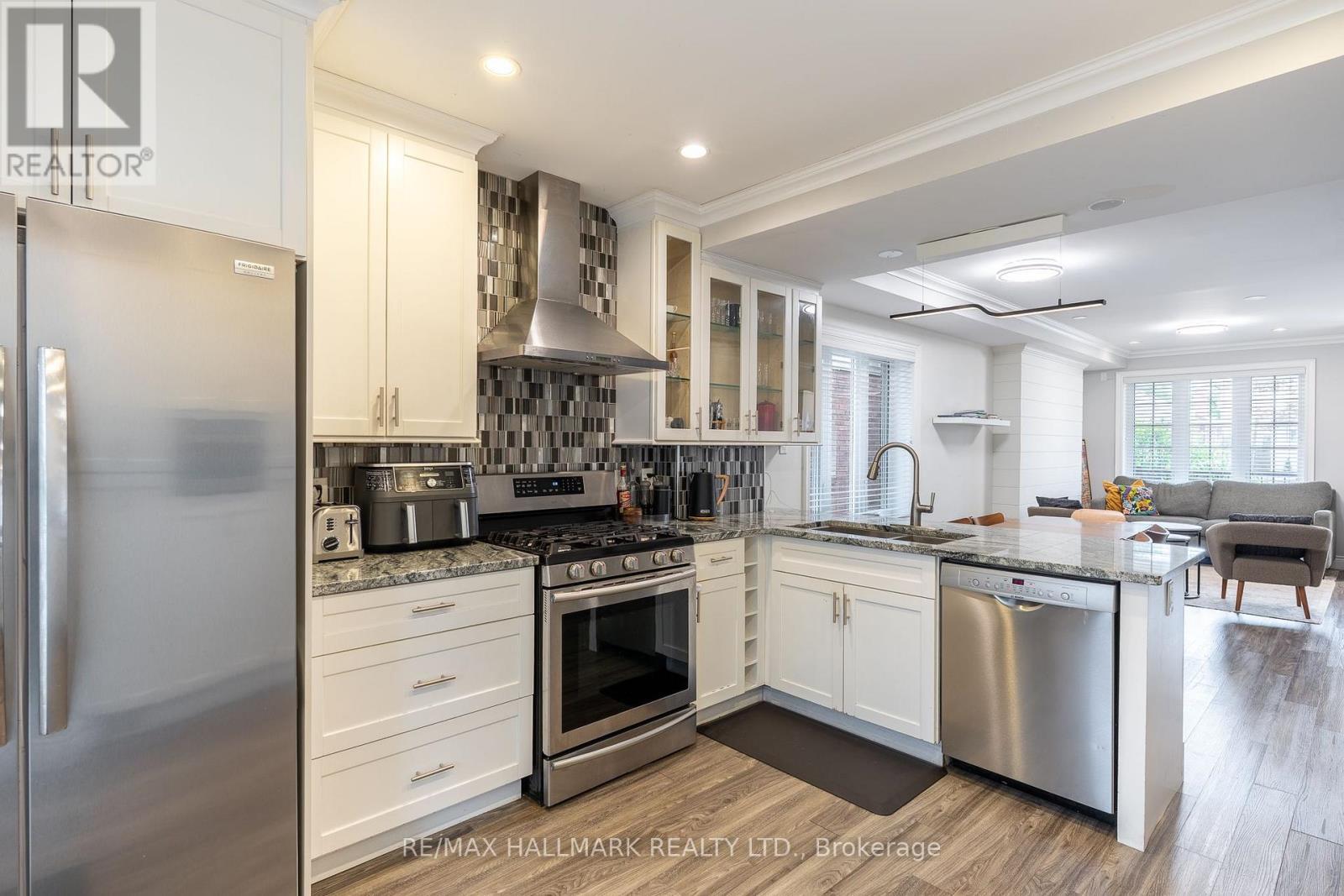 122 Holborne Avenue, Toronto, Ontario  M4C 2R4 - Photo 11 - E13867088