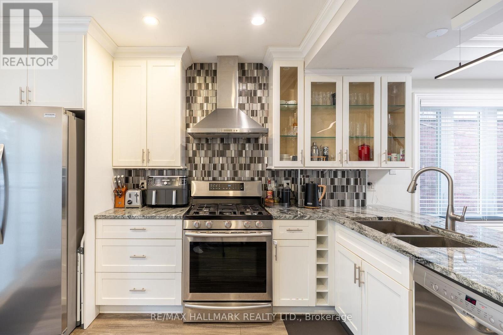 122 Holborne Avenue, Toronto, Ontario  M4C 2R4 - Photo 13 - E13867088