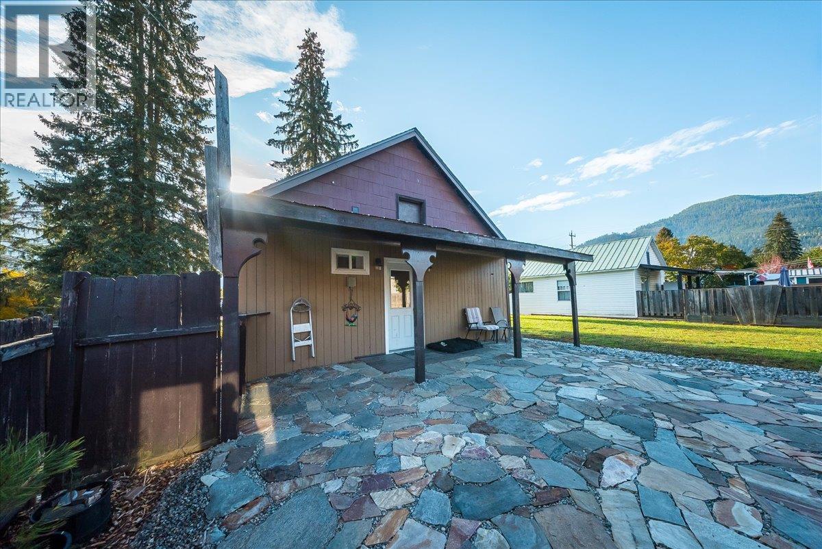 514 Davies Avenue, Salmo, British Columbia  V0G 1Z0 - Photo 2 - 10402583
