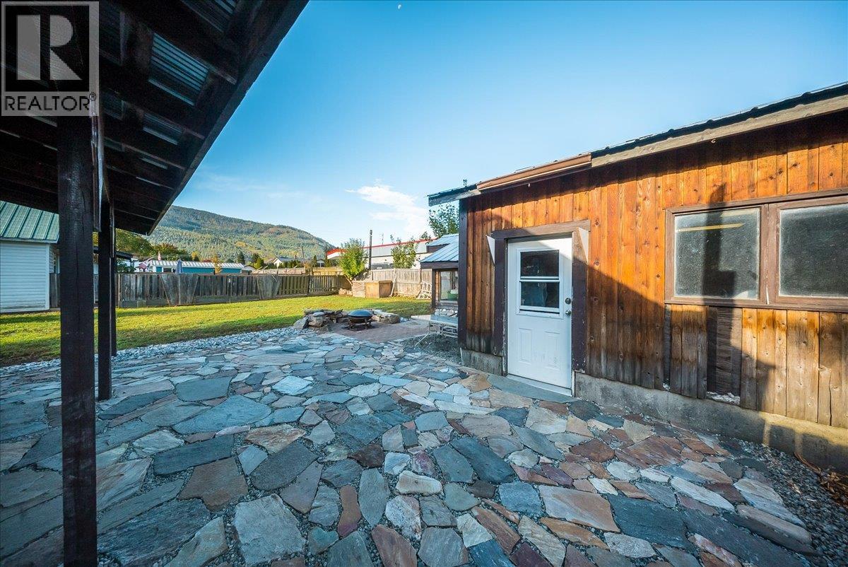 514 Davies Avenue, Salmo, British Columbia  V0G 1Z0 - Photo 4 - 10402583