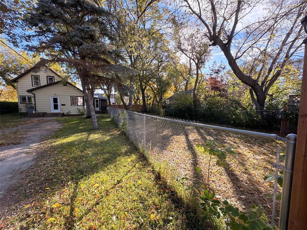 111 Lake Street S, Deloraine, Manitoba  R0M 0M0 - Photo 35 - 202624930