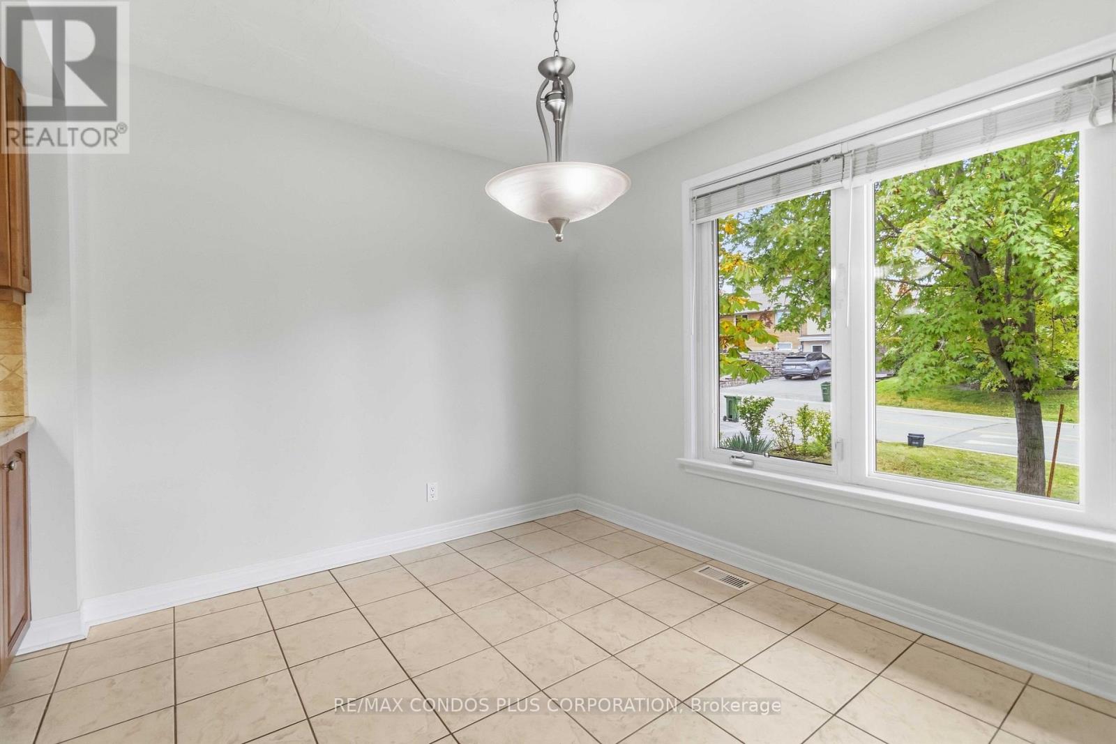 122 Wyndale Drive, Toronto, Ontario  M6L 1G3 - Photo 11 - W13867230