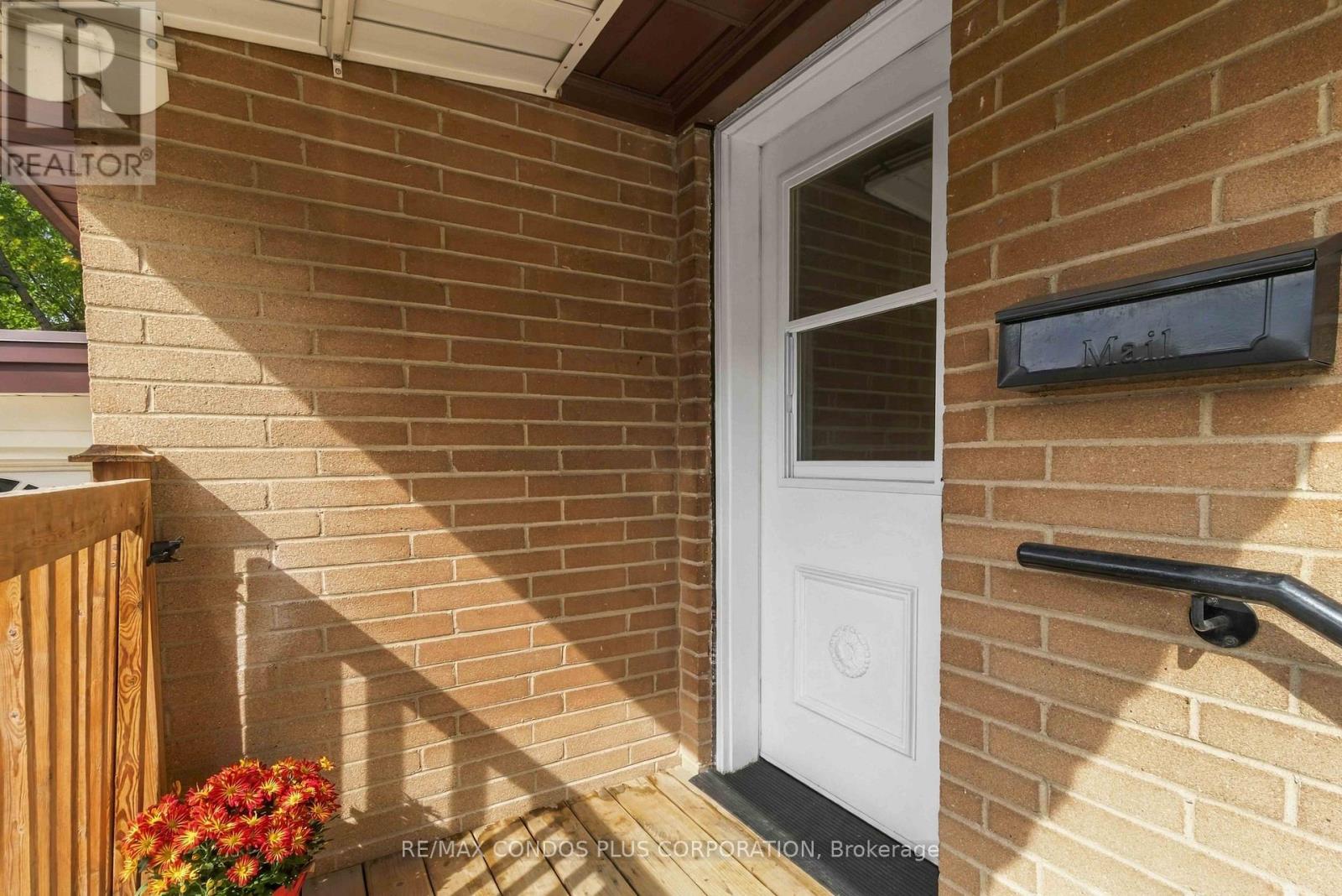 122 Wyndale Drive, Toronto, Ontario  M6L 1G3 - Photo 2 - W13867230