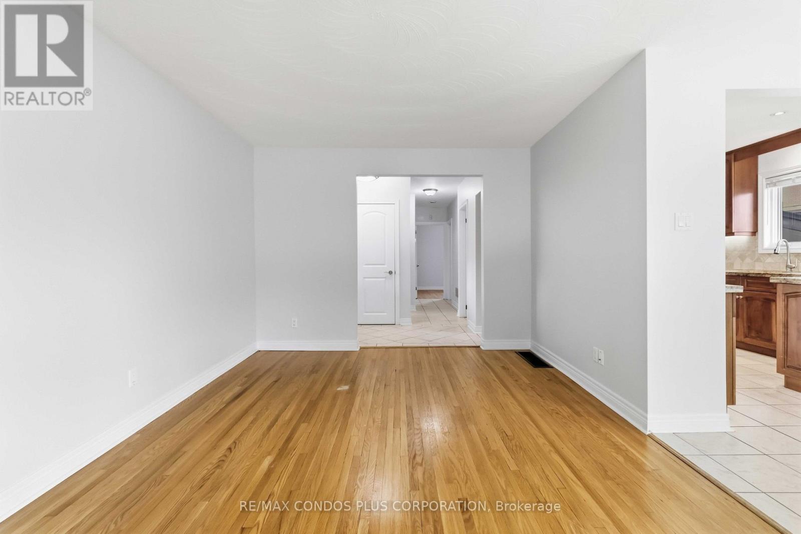 122 Wyndale Drive, Toronto, Ontario  M6L 1G3 - Photo 6 - W13867230