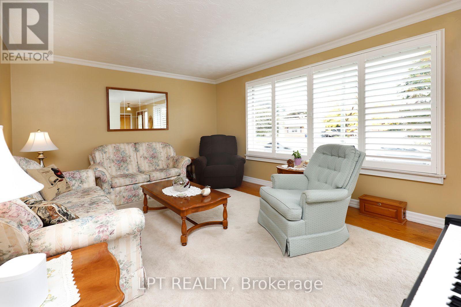 37 Mcgilvray Crescent W, Halton Hills, Ontario  L7G 1L7 - Photo 7 - W13867248