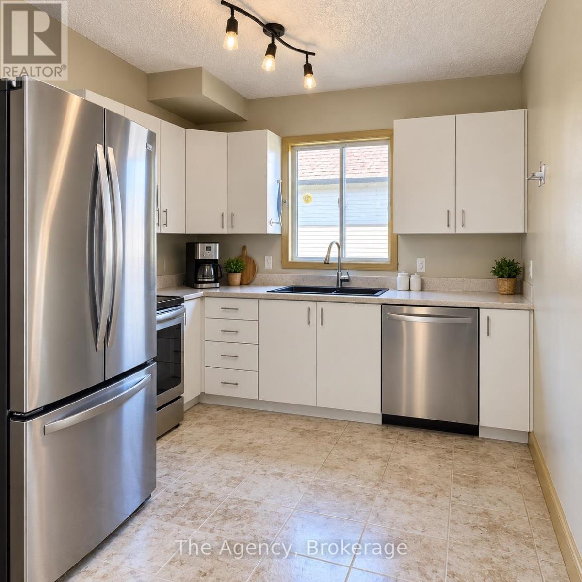 17 Patricia Avenue, Welland, Ontario  L3C 1E7 - Photo 6 - X13867510