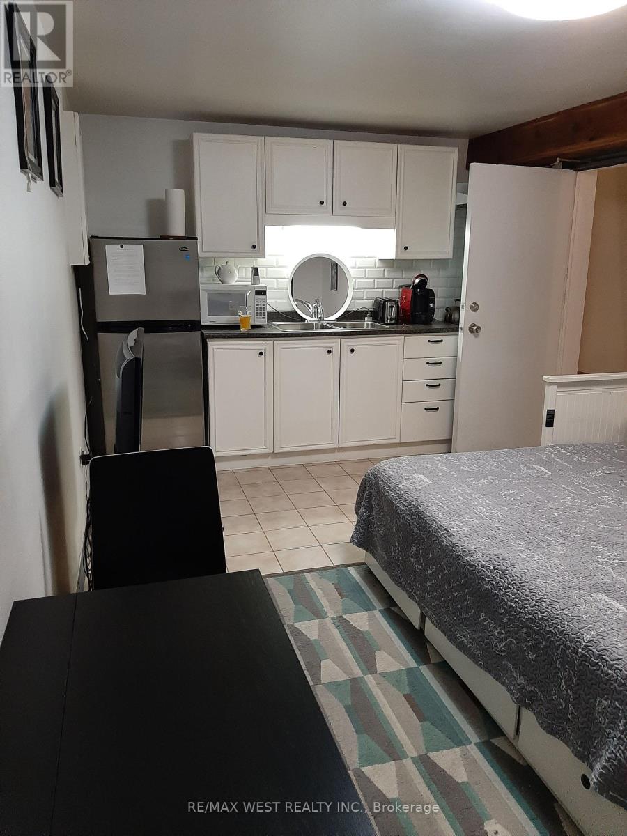 B1 - 34 Penhurst Avenue, Toronto, Ontario  M8Y 3A9 - Photo 3 - W13867516