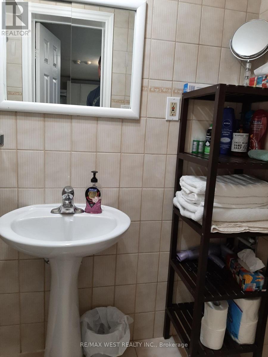 B1 - 34 Penhurst Avenue, Toronto, Ontario  M8Y 3A9 - Photo 9 - W13867516