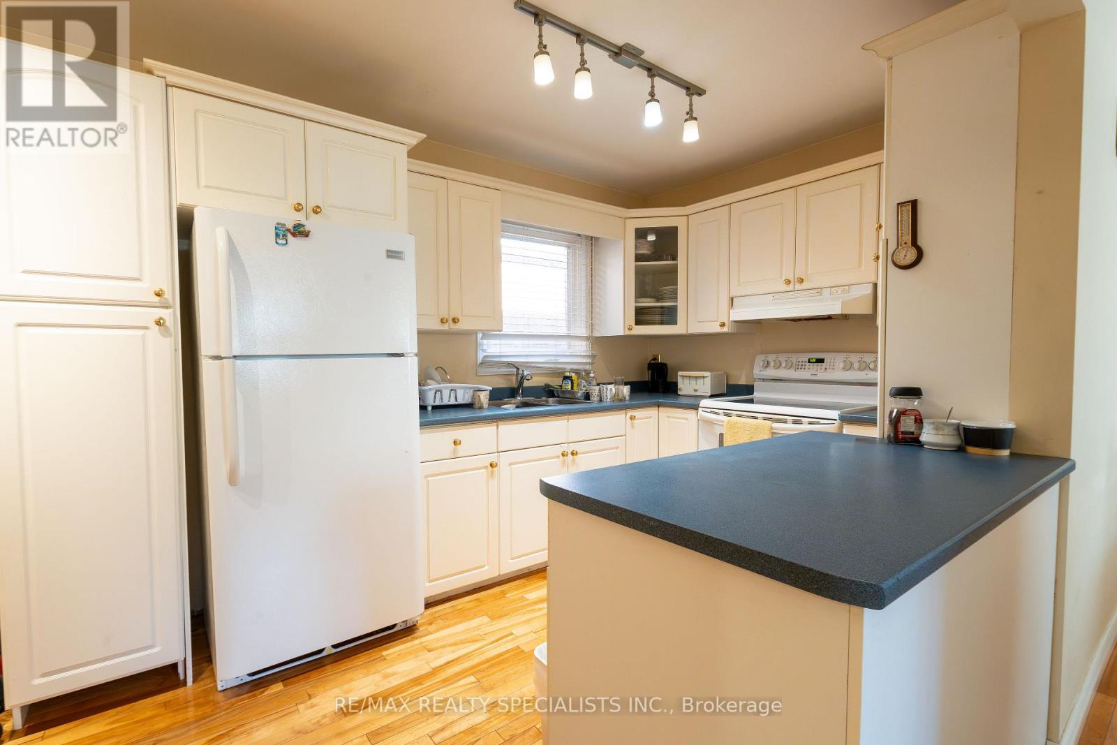 26 Vivaldi Crescent, Brampton, Ontario  L6Y 2S2 - Photo 9 - W13867250