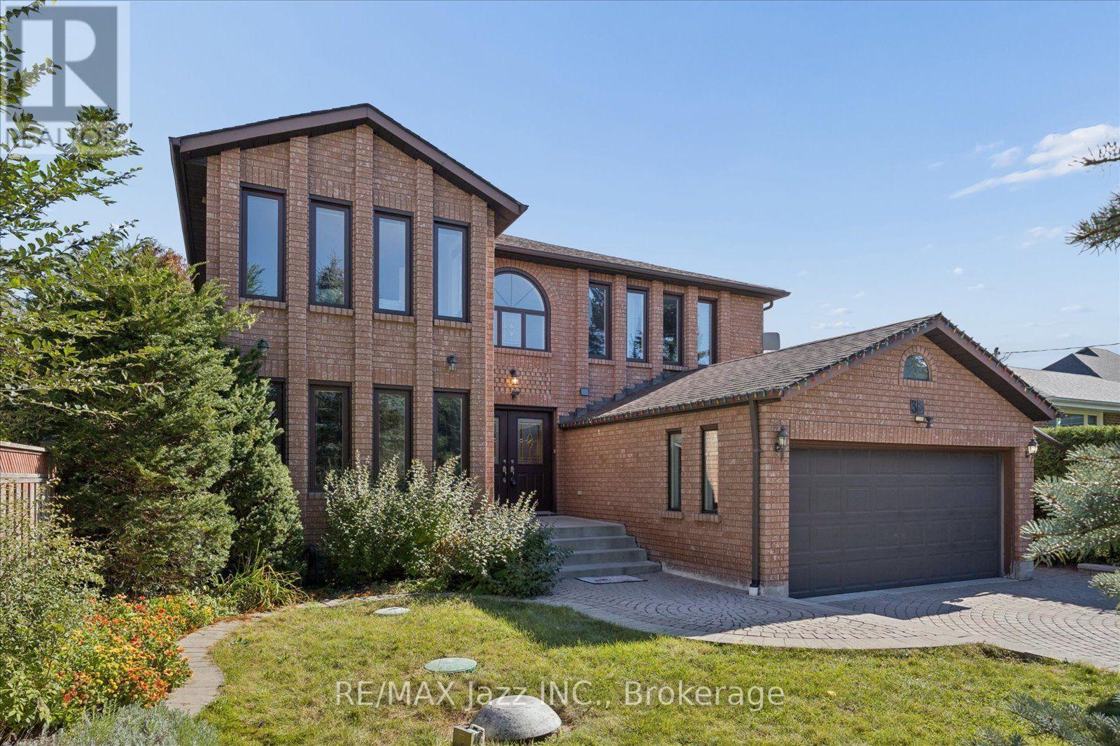 35 WARD STREET, Whitby, Ontario