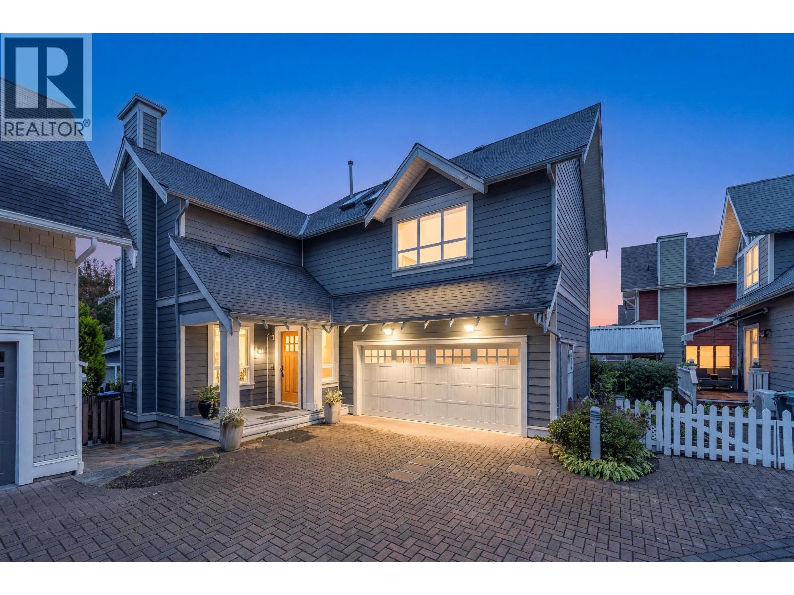 264 Holly Avenue, New Westminster, British Columbia  V3M 0B3 - Photo 2 - R3172776