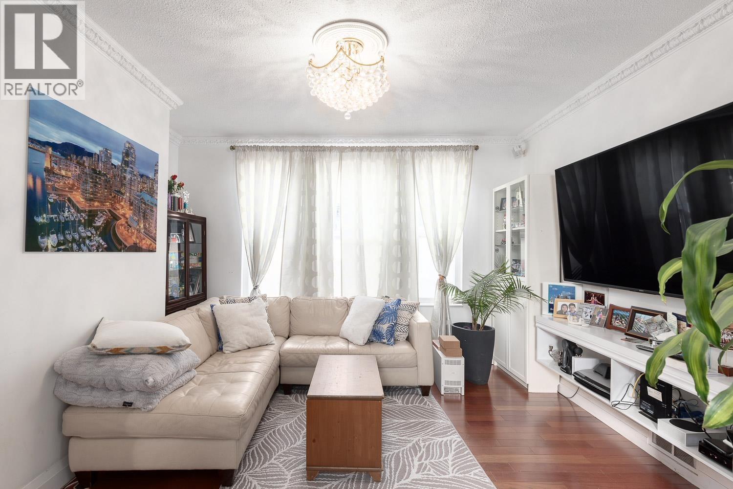 309 E Woodstock Avenue, Vancouver, British Columbia  V5W 1N2 - Photo 3 - R3172779