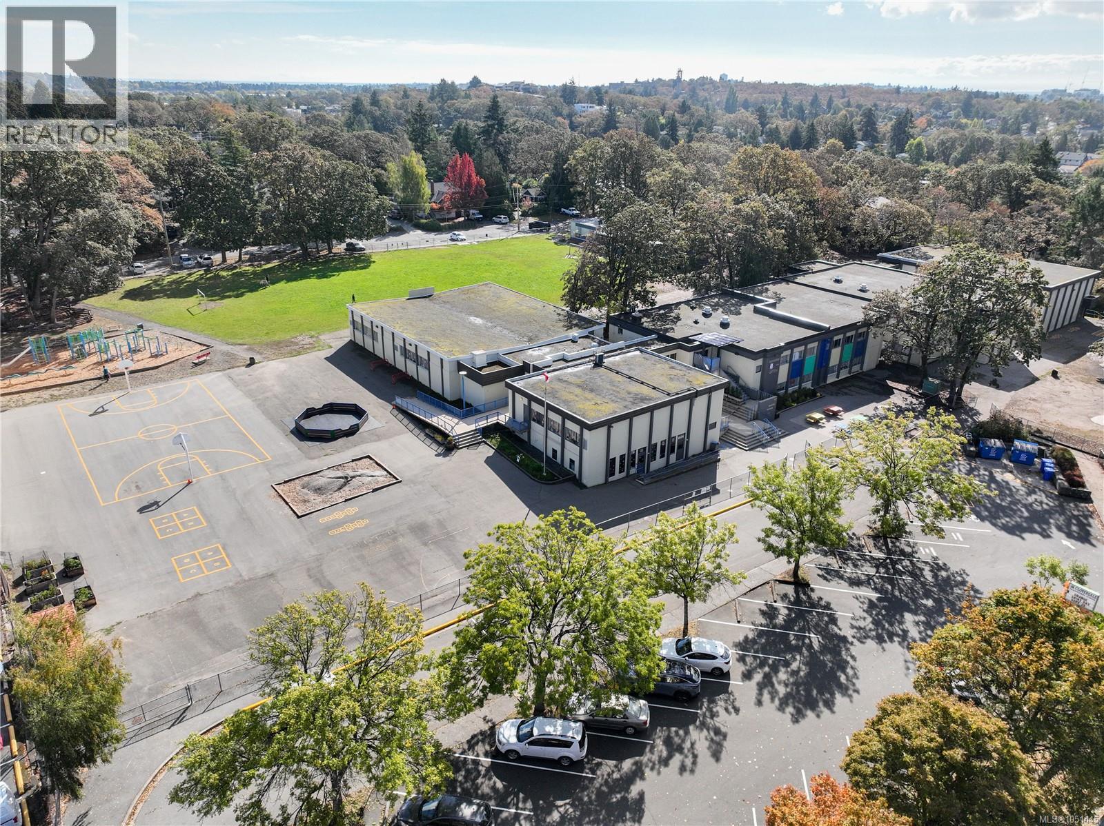203 3460 Quadra St