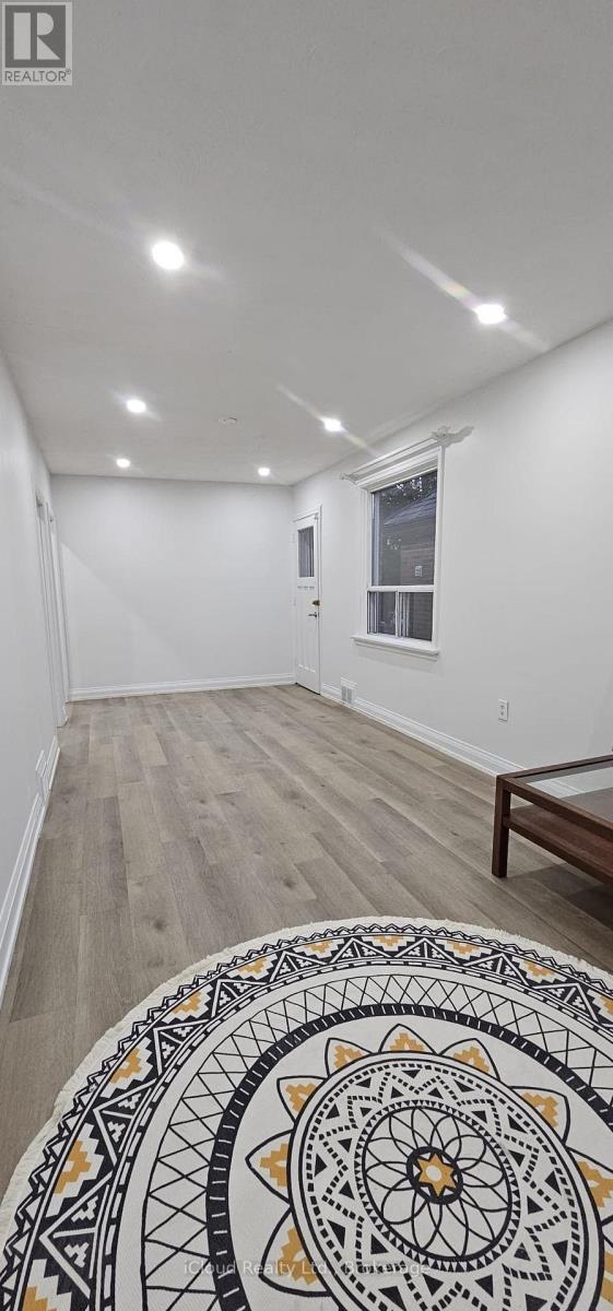 Upper - 27 Inchcliffe Crescent, Toronto, Ontario  M9P 2N2 - Photo 10 - W13867864