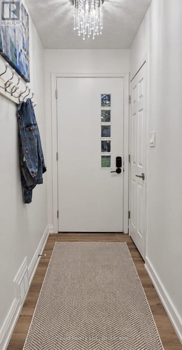 Upper - 27 Inchcliffe Crescent, Toronto, Ontario  M9P 2N2 - Photo 2 - W13867864