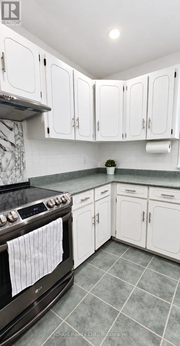 Upper - 27 Inchcliffe Crescent, Toronto, Ontario  M9P 2N2 - Photo 4 - W13867864