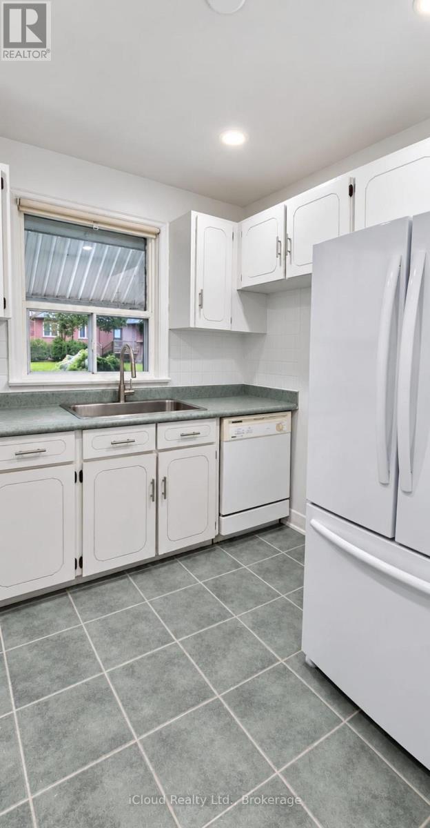 Upper - 27 Inchcliffe Crescent, Toronto, Ontario  M9P 2N2 - Photo 5 - W13867864