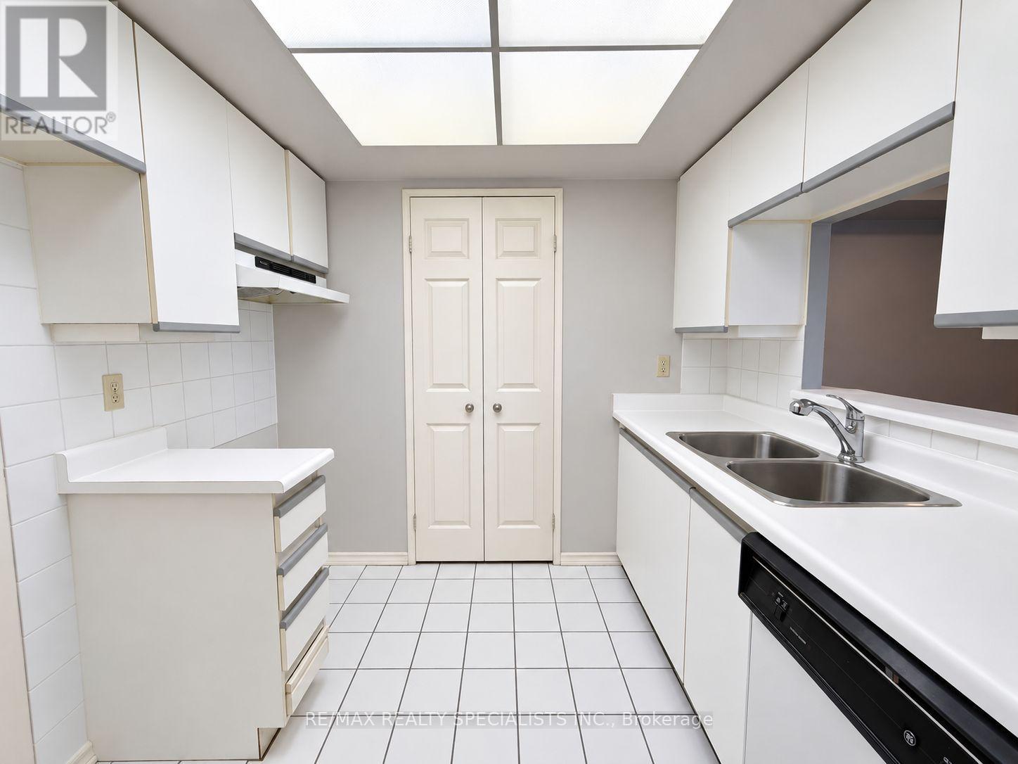 2202 - 285 Enfield Place, Mississauga, Ontario  L5B 3Y6 - Photo 4 - W13867942