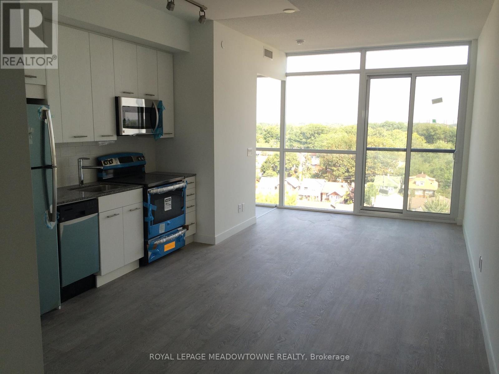 804 - 2055 Danforth Avenue, Toronto, Ontario  M4C 1J8 - Photo 2 - E13868194