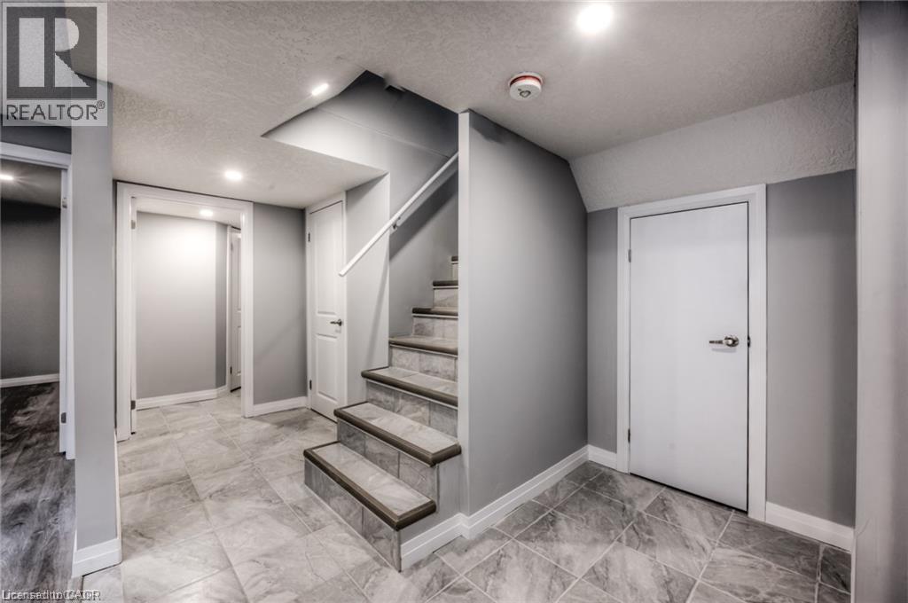 33 RUSKVIEW Road Unit# LOWER