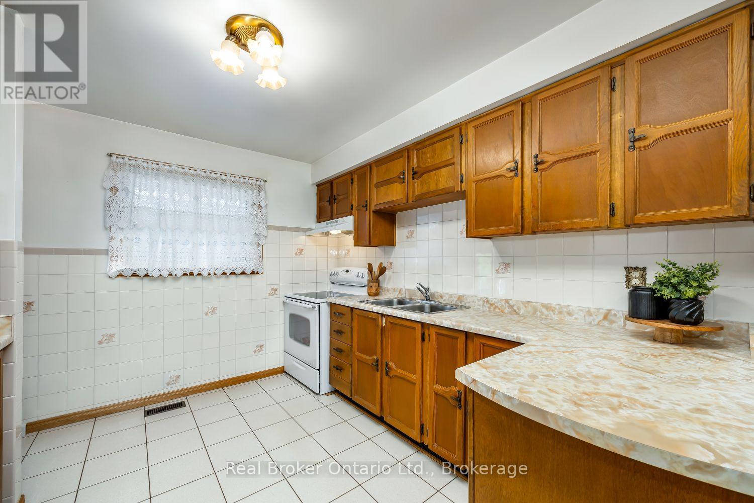 919 Exeter Street, Oshawa, Ontario  L1G 6R9 - Photo 12 - E13868334