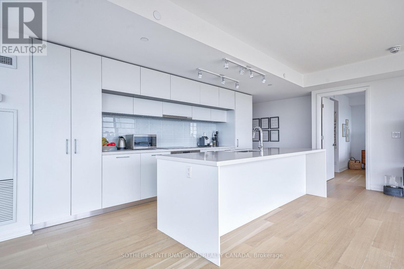 1402 - 99 Foxbar Road, Toronto, Ontario  M4V 0B2 - Photo 6 - C13868450