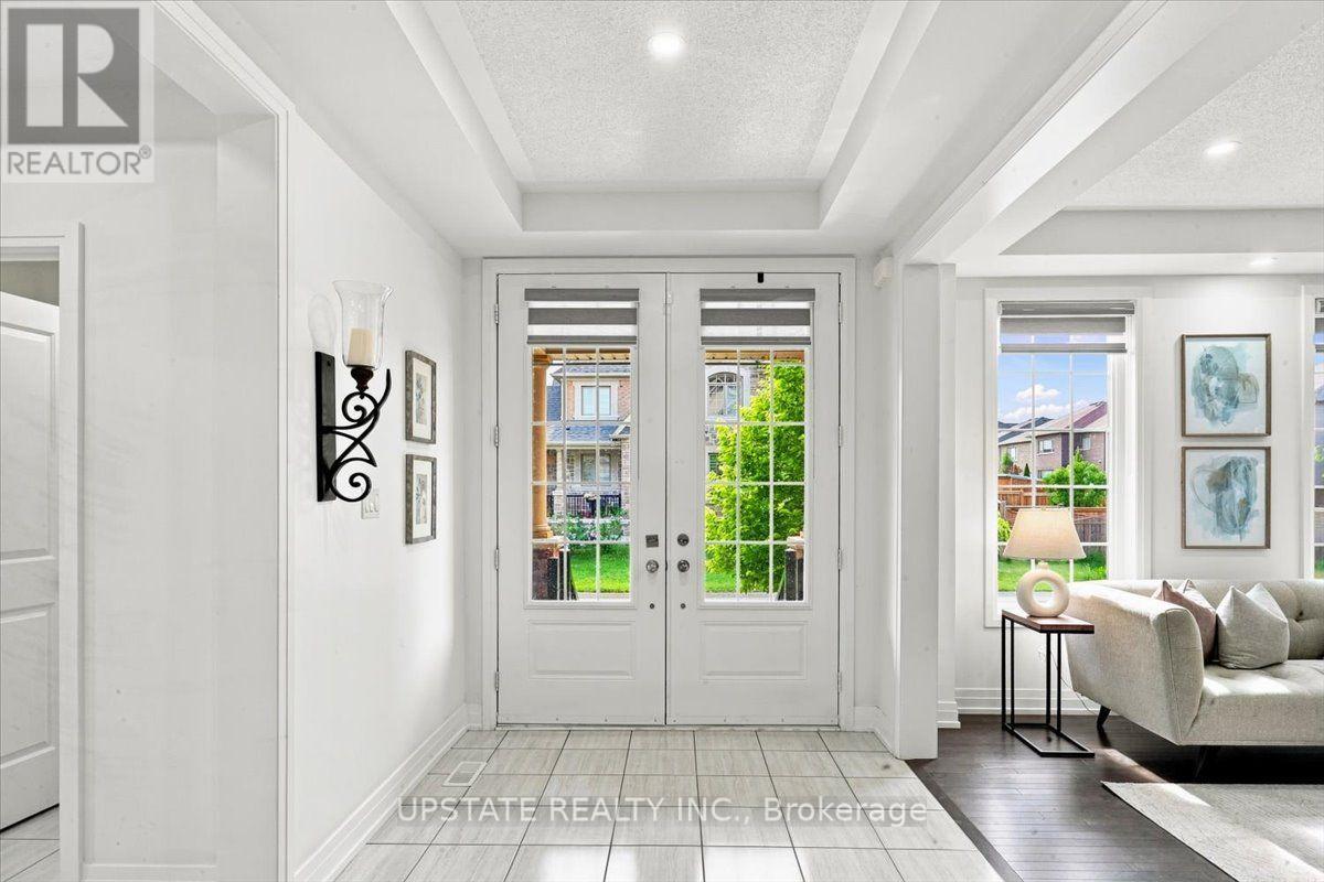 18 Blenheim Circle, Whitby, Ontario  L1P 0E2 - Photo 4 - E13868520