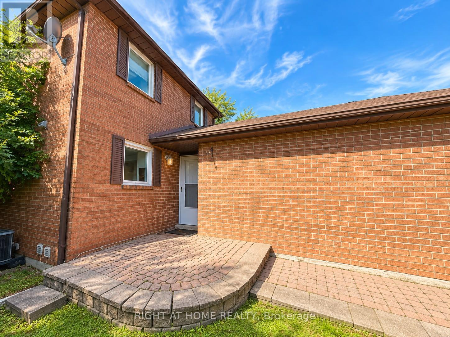 32 Aranka Court, Richmond Hill, Ontario  L4C 7T9 - Photo 4 - N13868250