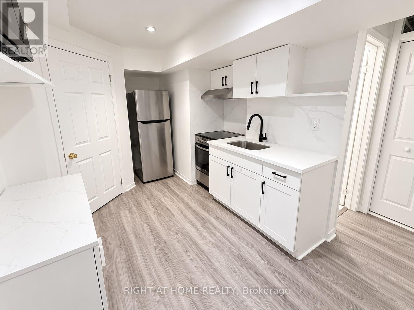 32 Aranka Court, Richmond Hill, Ontario  L4C 7T9 - Photo 9 - N13868250