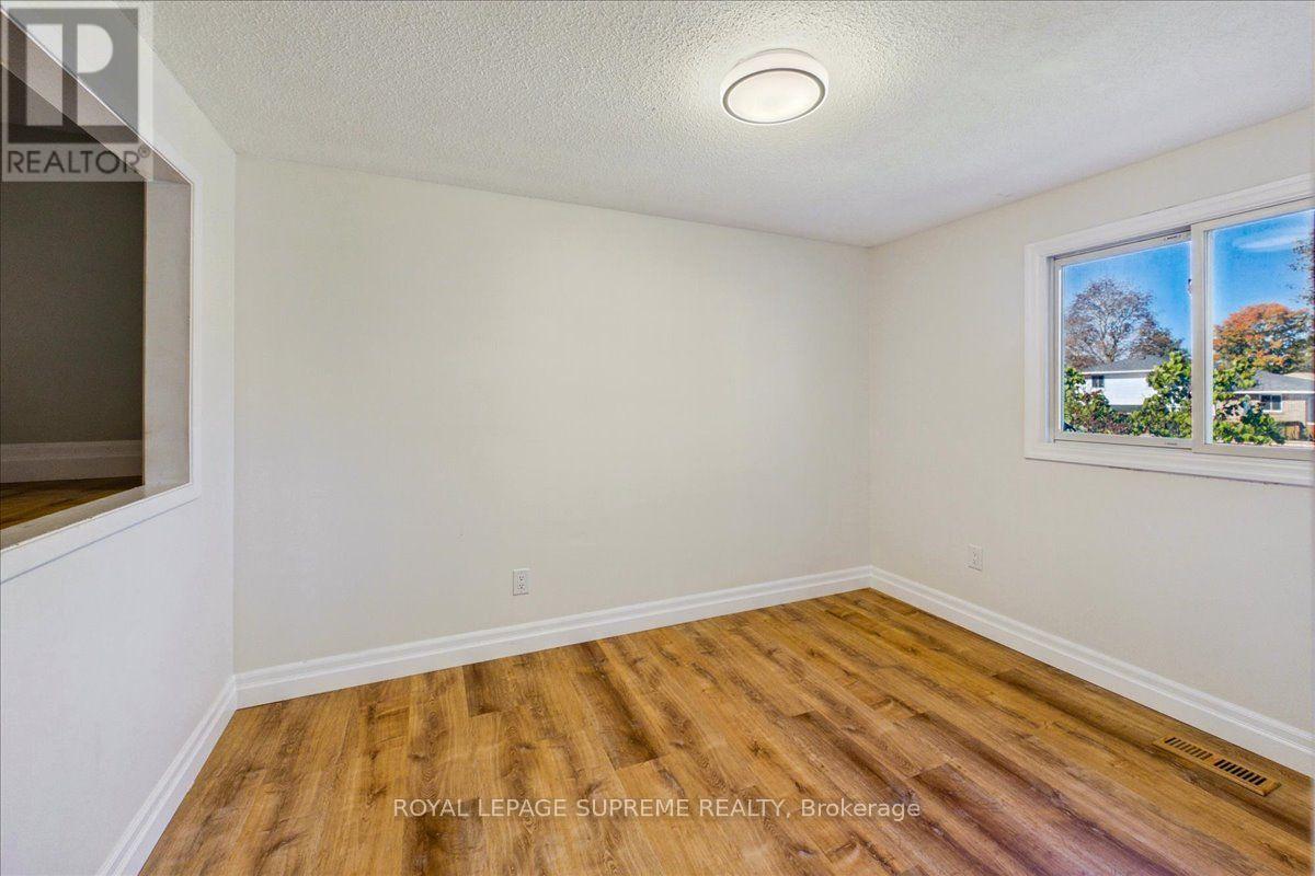 Upper - 46 Ridgeway Avenue, Barrie (Allandale Heights), Ontario  L4N 5L2 - Photo 16 - S13868324
