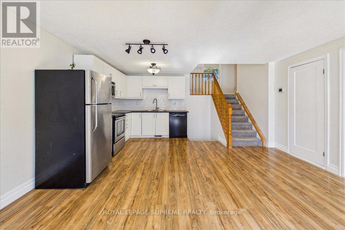 Upper - 46 Ridgeway Avenue, Barrie (Allandale Heights), Ontario  L4N 5L2 - Photo 6 - S13868324