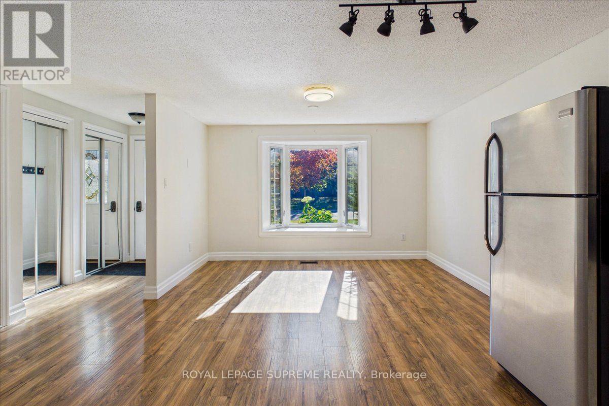 Upper - 46 Ridgeway Avenue, Barrie (Allandale Heights), Ontario  L4N 5L2 - Photo 9 - S13868324