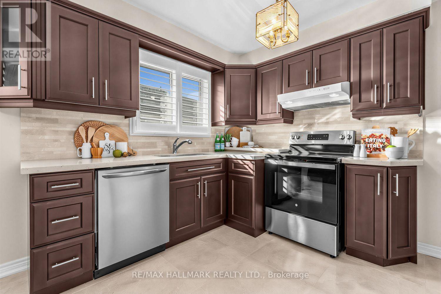 18 Sorlyn Avenue, Toronto, Ontario  M6L 1H8 - Photo 10 - W13868590