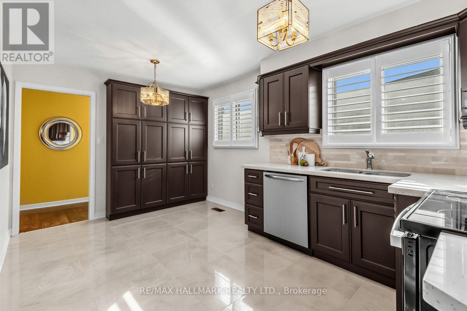 18 Sorlyn Avenue, Toronto, Ontario  M6L 1H8 - Photo 11 - W13868590