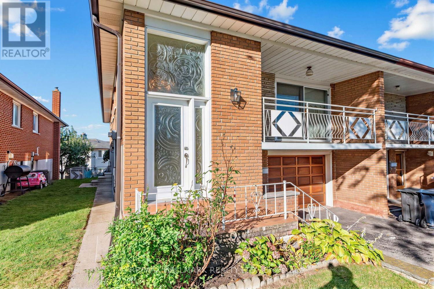 18 Sorlyn Avenue, Toronto, Ontario  M6L 1H8 - Photo 2 - W13868590