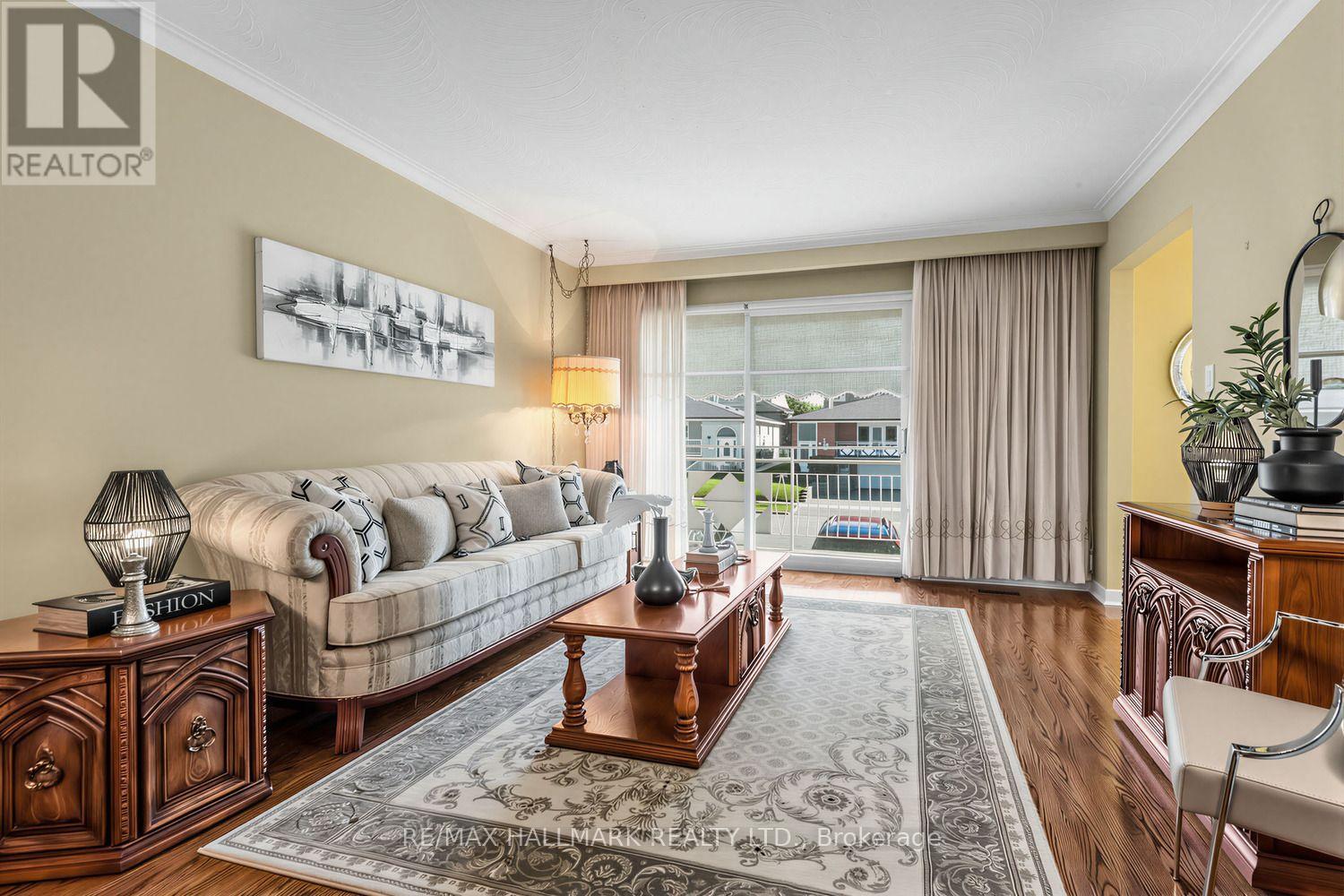 18 Sorlyn Avenue, Toronto, Ontario  M6L 1H8 - Photo 6 - W13868590