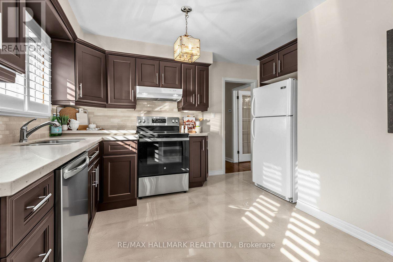 18 Sorlyn Avenue, Toronto, Ontario  M6L 1H8 - Photo 8 - W13868590