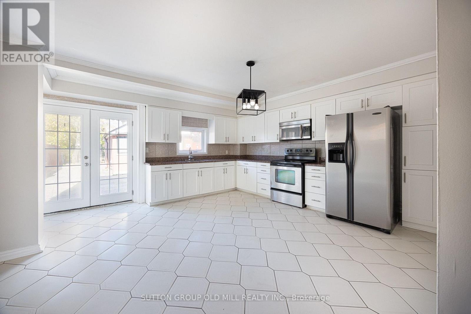 28 Holwood Avenue, Toronto, Ontario  M6M 1P5 - Photo 6 - W13868650