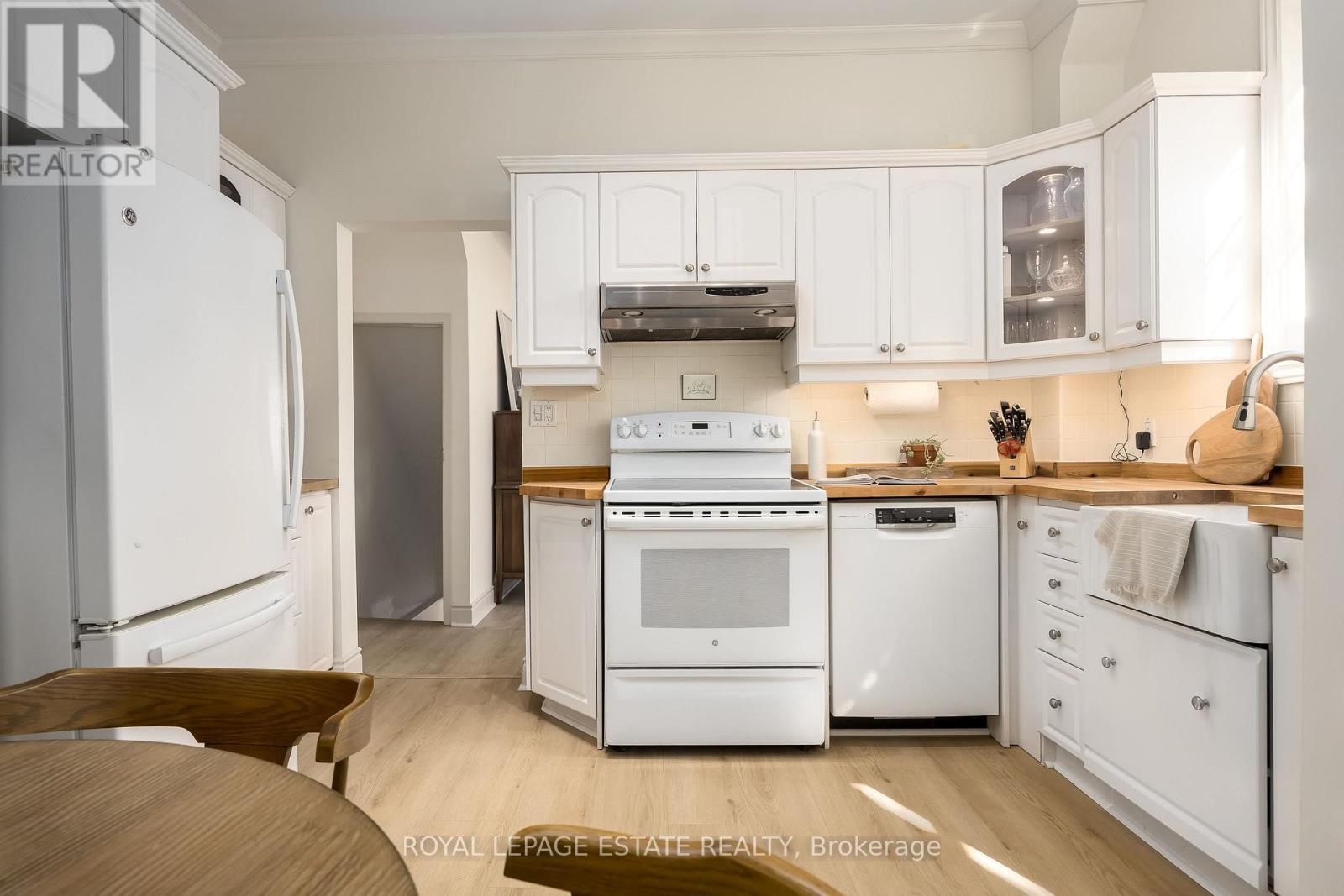 74 Edwin Avenue, Toronto, Ontario  M6P 3Z6 - Photo 12 - W13868654