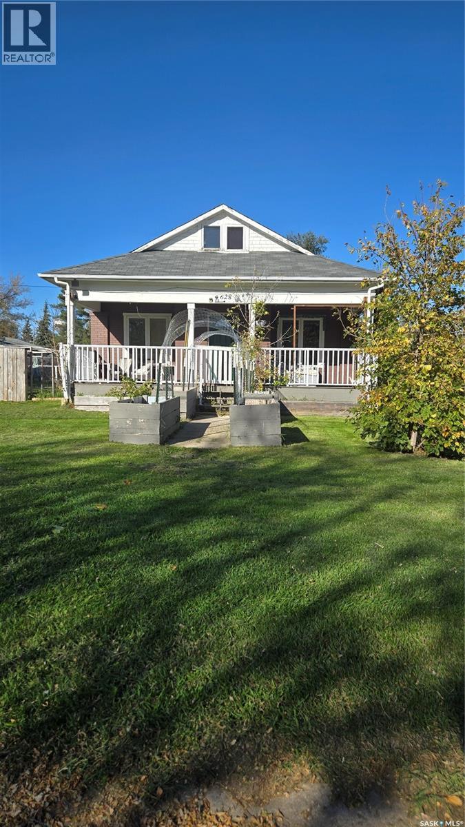 628 Walsh Avenue, Oxbow, Saskatchewan  S0C 2B0 - Photo 2 - SK050457
