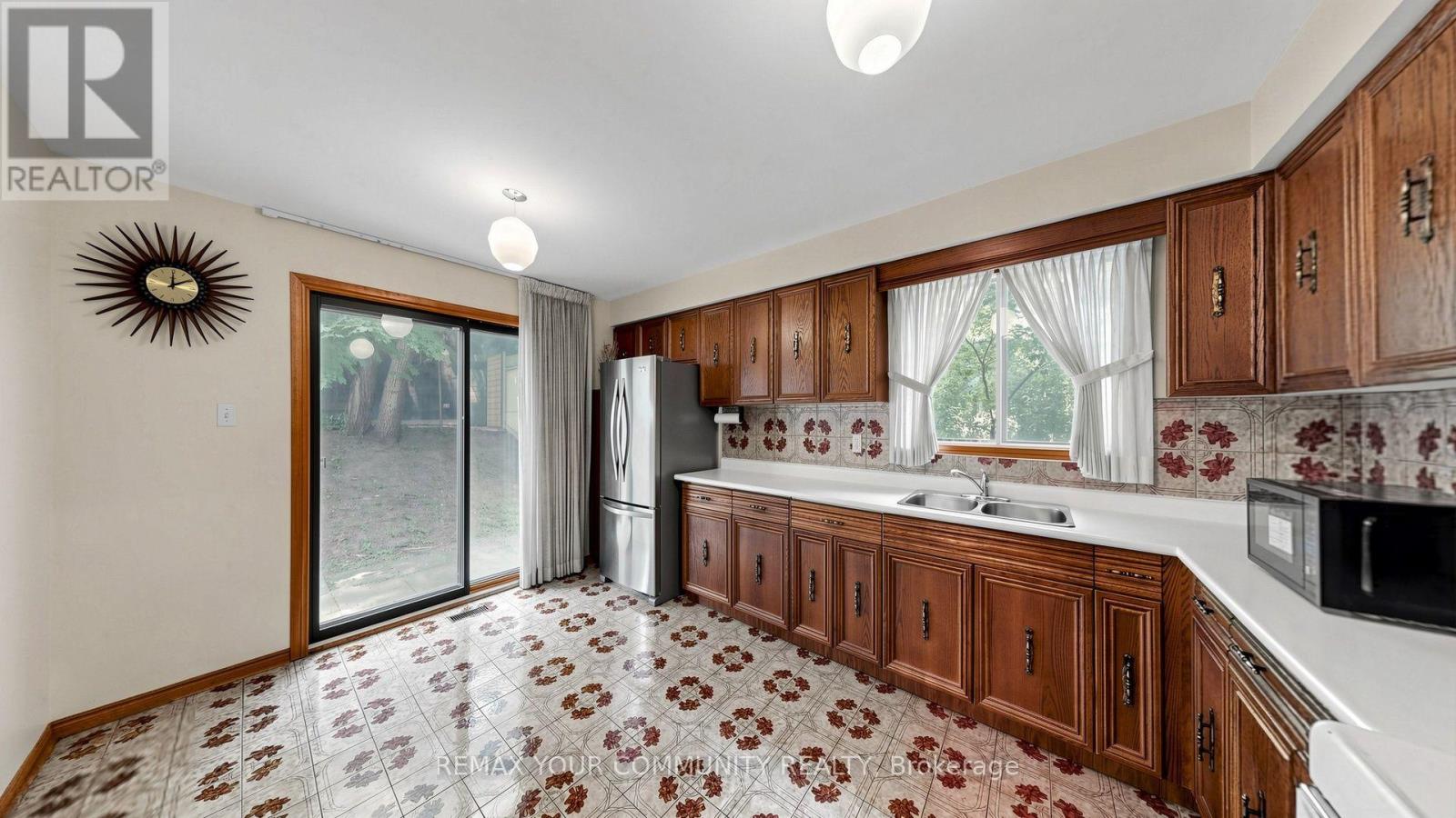 2 Trimontium Crescent, Toronto, Ontario  M4C 5N7 - Photo 12 - E13868744