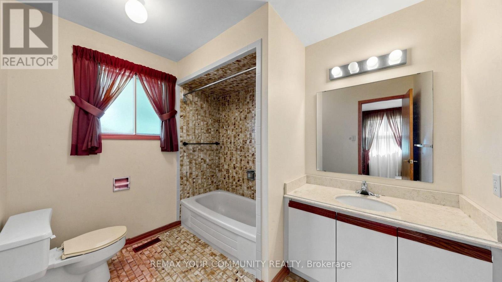2 Trimontium Crescent, Toronto, Ontario  M4C 5N7 - Photo 27 - E13868744