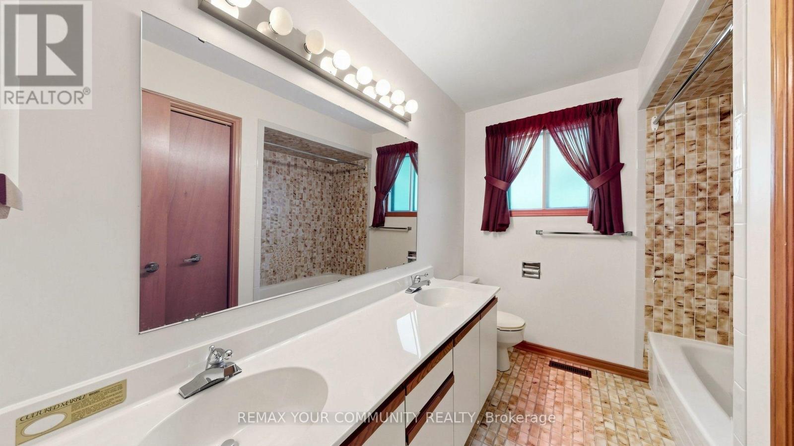 2 Trimontium Crescent, Toronto, Ontario  M4C 5N7 - Photo 31 - E13868744
