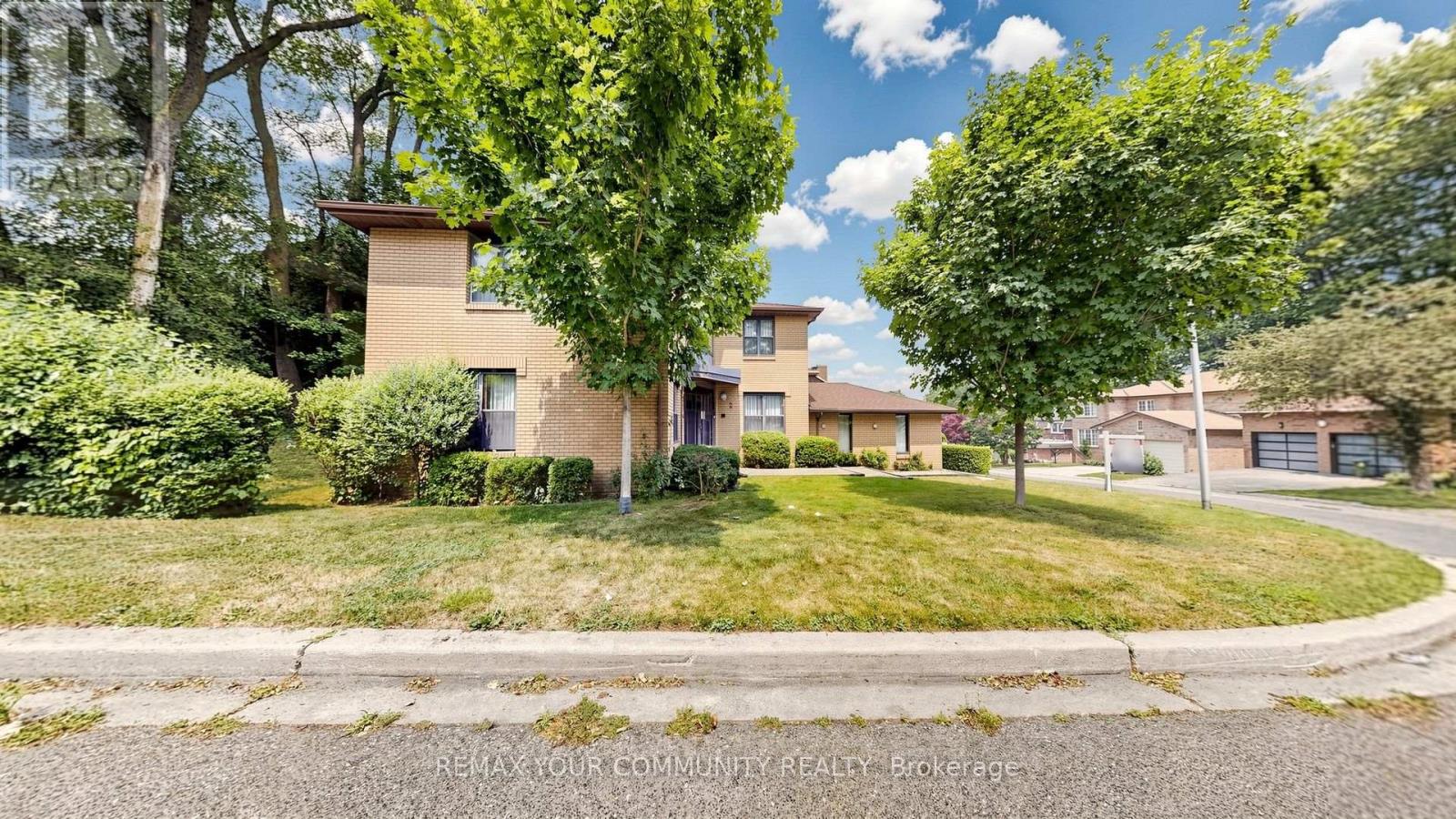 2 Trimontium Crescent, Toronto, Ontario  M4C 5N7 - Photo 44 - E13868744