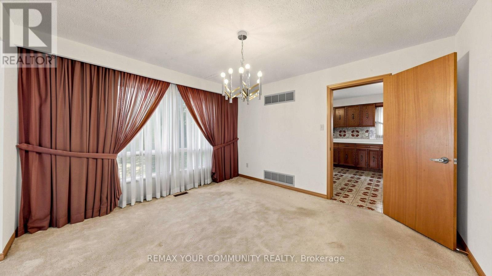 2 Trimontium Crescent, Toronto, Ontario  M4C 5N7 - Photo 7 - E13868744